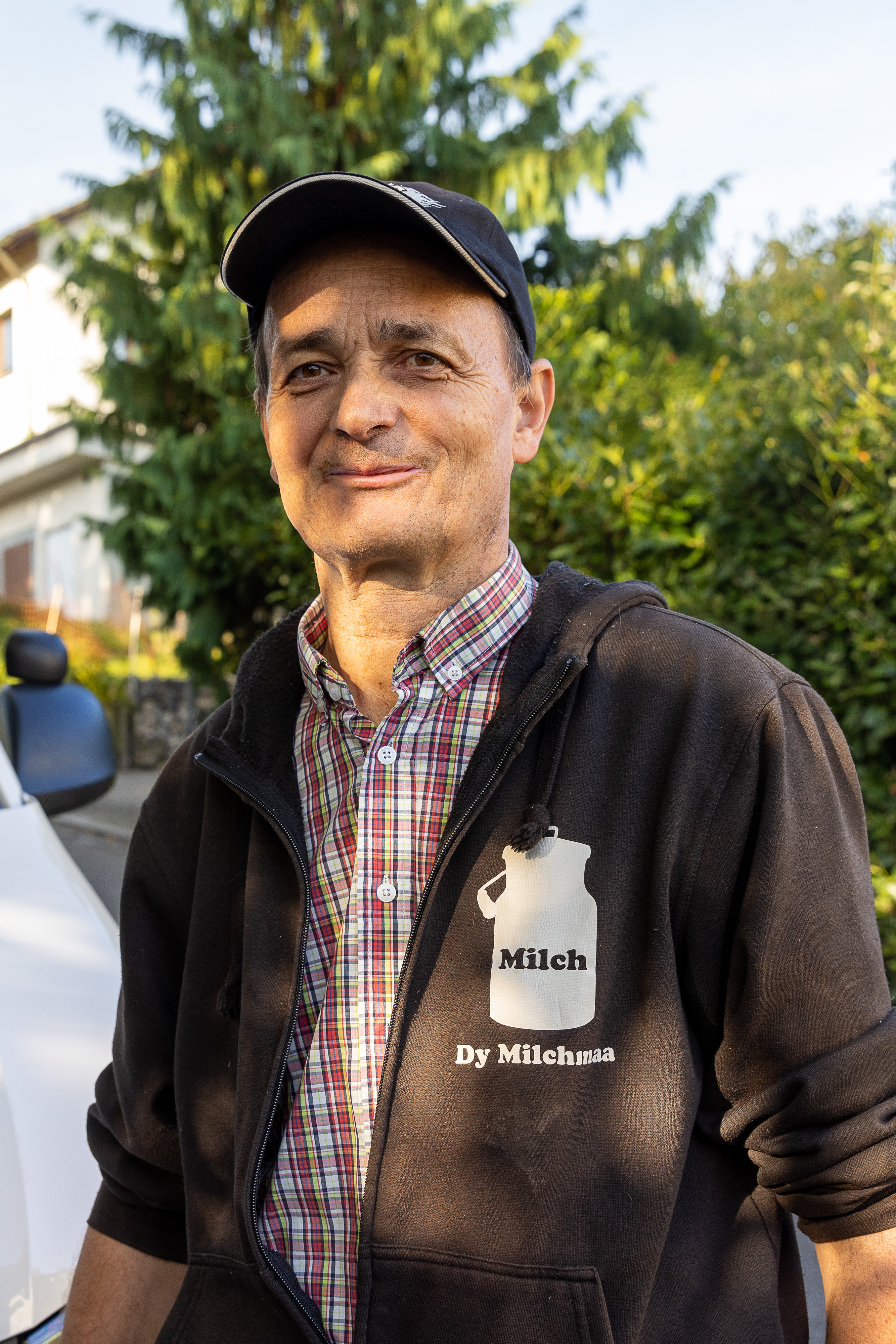 Porträt von Christoph Grossenbacher in seinem Dy-Milchmaa-Hoodie