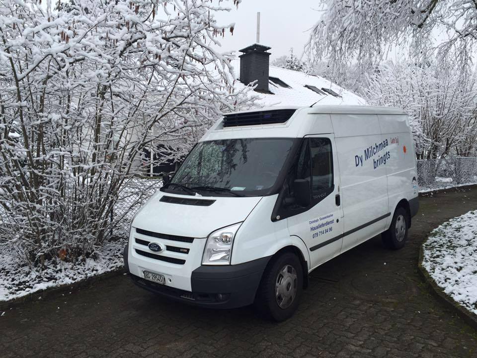 Das Lieferfahrzeug des Milchmaa im Schnee